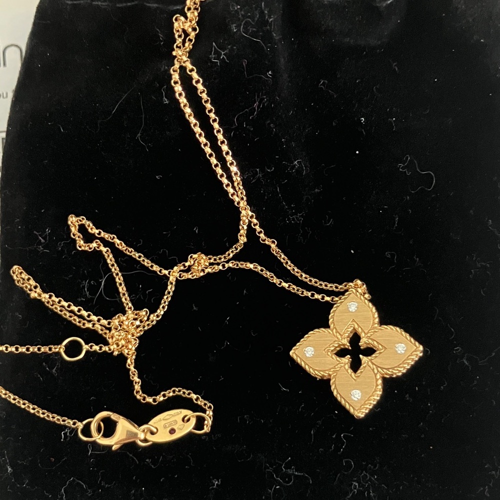 Roberto Coin 18K Venetian Princess 16-18 inches adjustable.  Worn a few times.